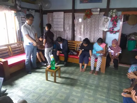 Elder Ryu Praying for the Children