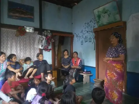Mrs. Tinnu (Cila's Mother) the house owner, giving an encouraging words